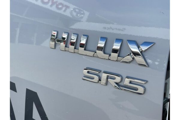 Toyota Hilux SR5 48V Auto 4x4 Double Cab 2024 - Image 9