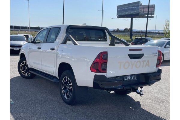 Toyota Hilux SR5 48V Auto 4x4 Double Cab 2024 - Image 17