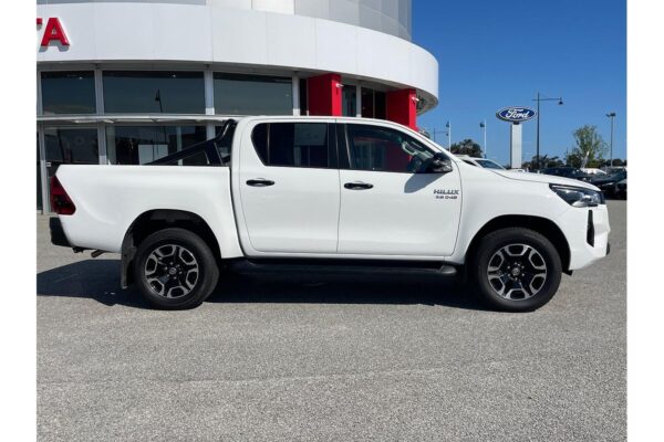 Toyota Hilux SR5 48V Auto 4x4 Double Cab 2024 - Image 19