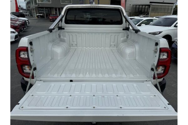 Toyota Hilux SR5 Auto 4x4 Double Cab 2023 - Image 8